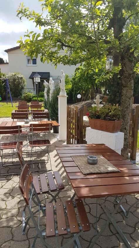 sonniger Gastgarten des Restaurant zum Griechen in Kressbronn