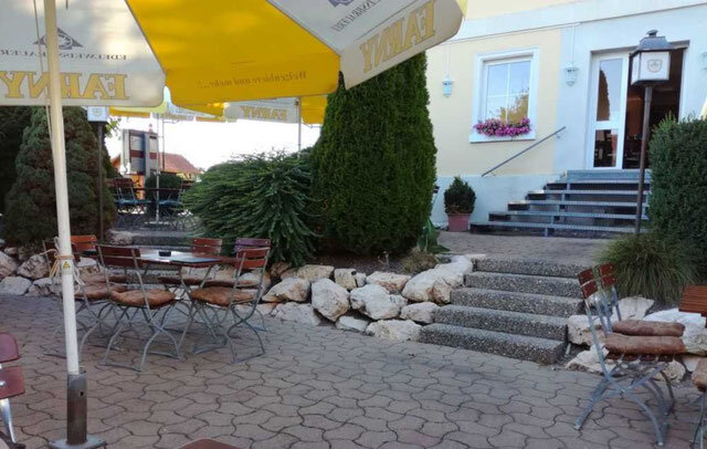 Gastgarten mit Sonnenschirmen des Restaurant zum Griechen