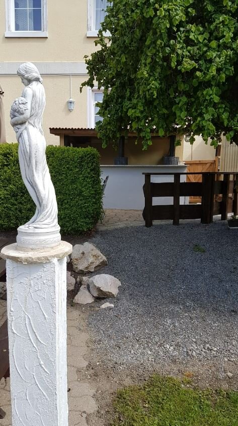 Statuen des Restaurant zum Griechen in Kressbronn am Bodensee