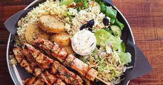 Grillspieße und Salat beim Restaurant zum Griechen